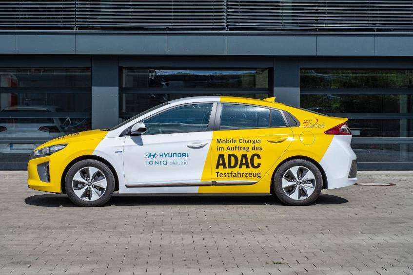 ADAC testuje „toczące się kanistry rezerwowe do e-samochodów”